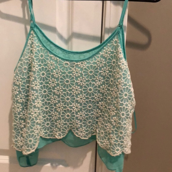 Cute flowy crop top - Picture 2 of 2